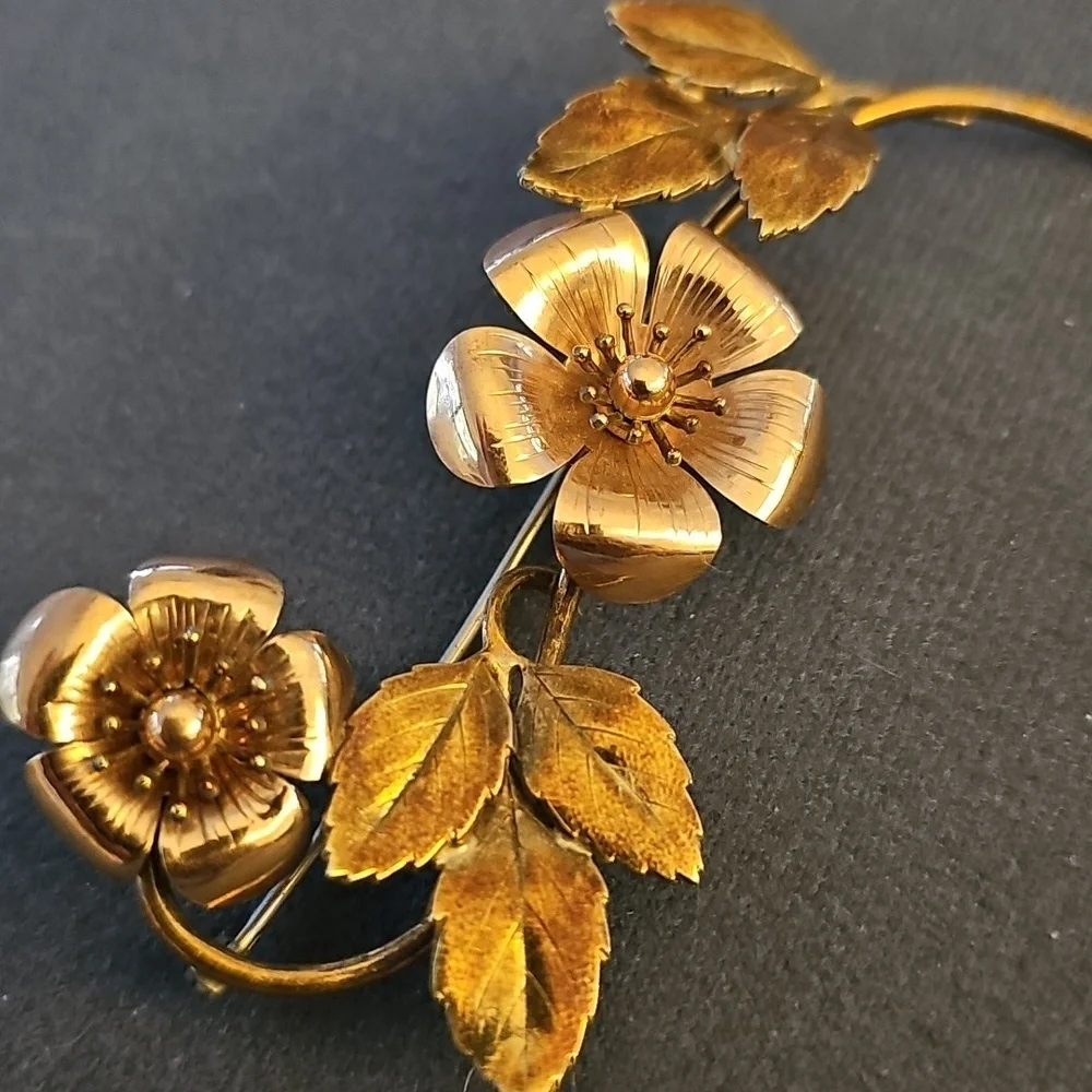 Gold Floral Women Vintage Pin.  There‎ Are No Maker Marks